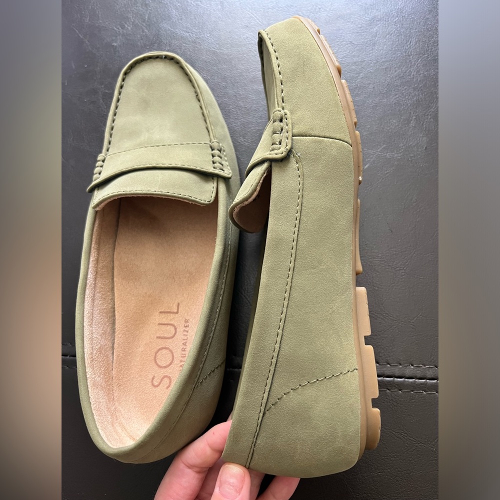 Brand new! Never worn! 6.5 naturalizer loafer - avocado 🥑